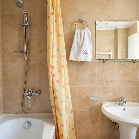 South Facing Bright Mountain View Penthouse - 2 Balconies, 300mbps Wifi, Washer Apartament