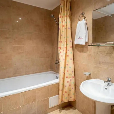 South Facing Bright Mountain View Penthouse - 2 Balconies, 300mbps Wifi, Washer Apartament *