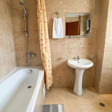 Апартамент South Facing Bright Mountain View Penthouse - 2 Balconies, 300mbps Wifi, Washer