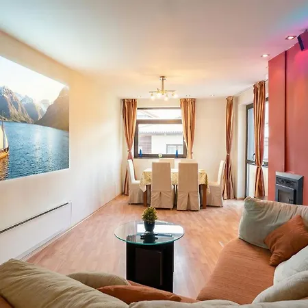 South Facing Bright Mountain View Penthouse - 2 Balconies, 300mbps Wifi, Washer