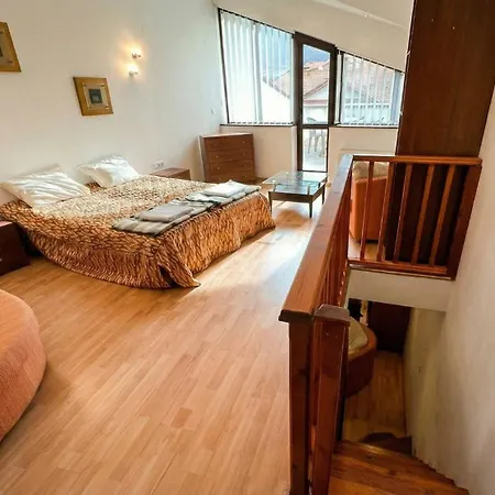 South Facing Bright Mountain View Penthouse - 2 Balconies, 300mbps Wifi, Washer
