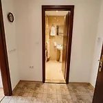 Apartment South Facing Bright Mountain View Penthouse - 2 Balconies, 300mbps Wifi, Washer